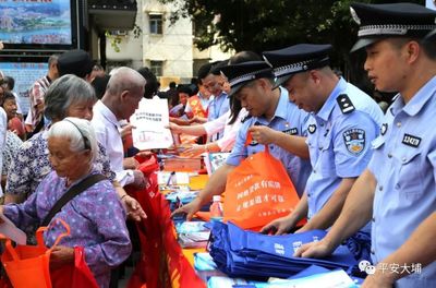 洲瑞鎮(zhèn)最大工廠門口聚集民警引發(fā)關(guān)注，工人圍觀健身休閑活動(dòng)